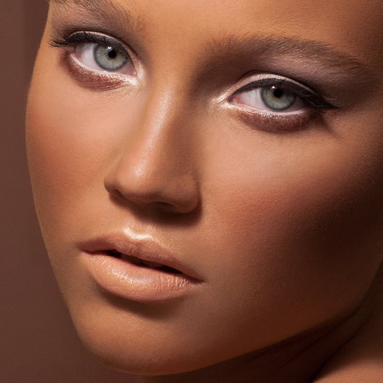 Light, CONTOUR SCULPTING POWDER model look