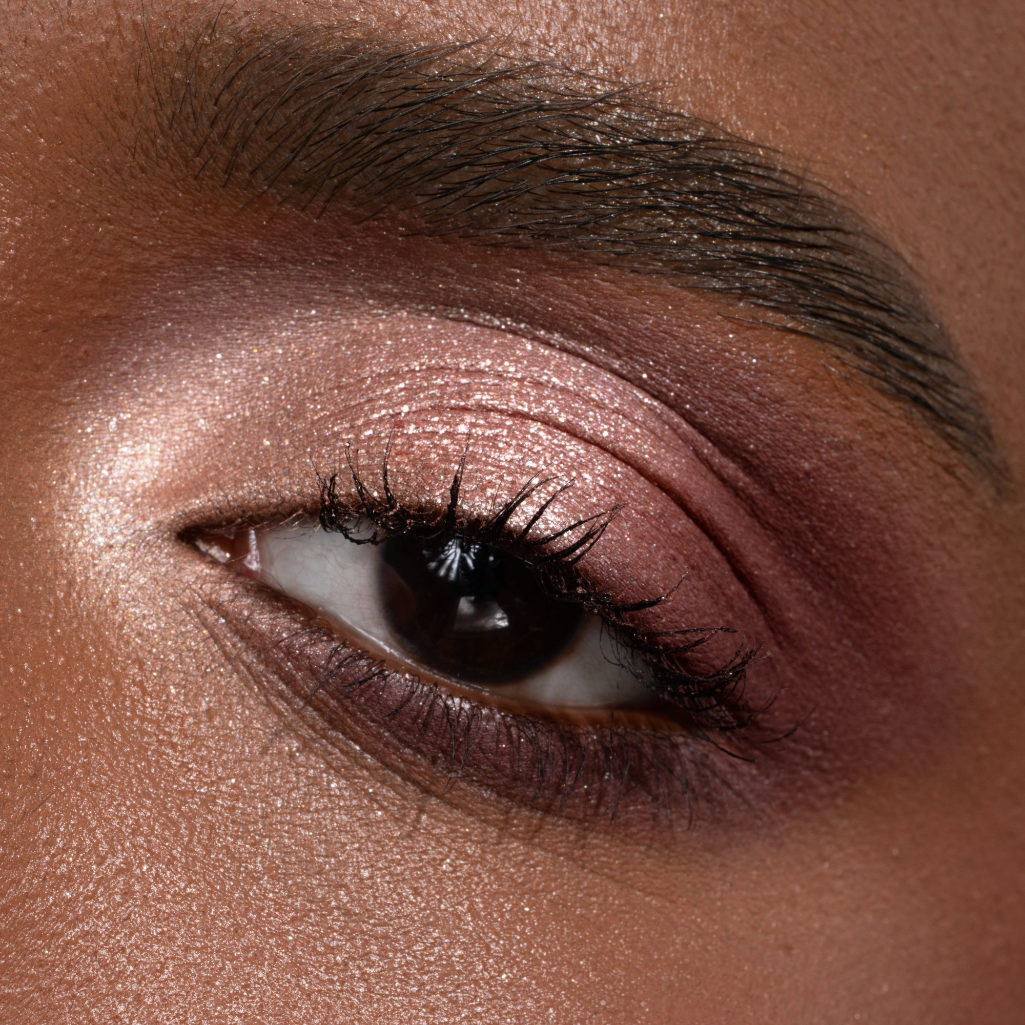 Luxe Glam Compact Shade 'Rosy' model look - eye close-up.